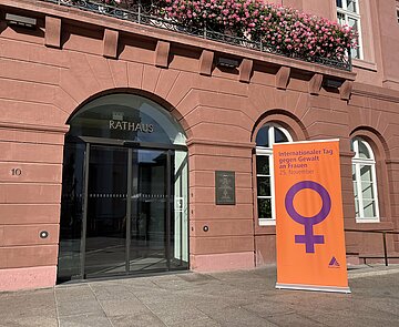 Roll-up in orange gegen Gewalt an Frauen vor dem Rathaus Karlsruhe 