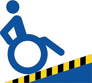 Piktrogramm Rollstuhlfahrer auf Rampe