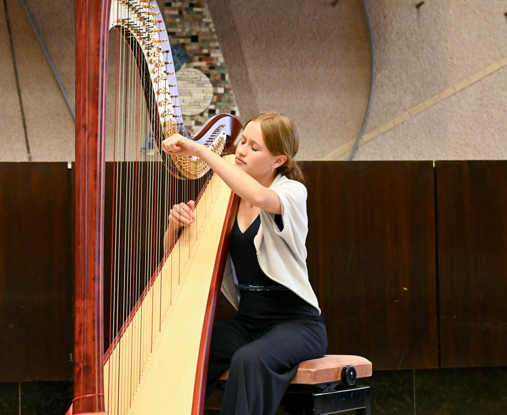 Harfenistin Felicia Kraft spielt Harfe im Bürgersaal des Karlsruher Rathauses.