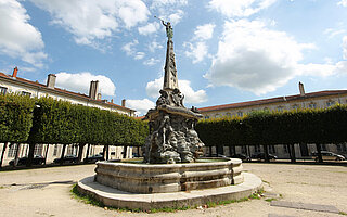 Platz d'Alliance in Nancy - weiteres Bild mit Monument im Zentrum