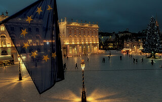 Europafahne an der Place Stanislas, am Abend mit Beleuchtung
