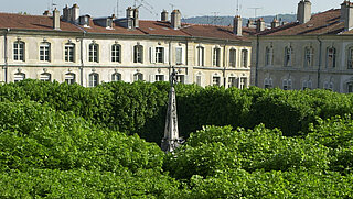 Platz d'Alliance, einer der drei UNESCO Weltkulturerbe-Plätze in Nancy; Blick von schräg oben mit Bäumen