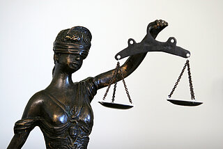 Zu sehen ist eine Statur der Justitia, der römischen Göttin der Gerechtigkeit. 
