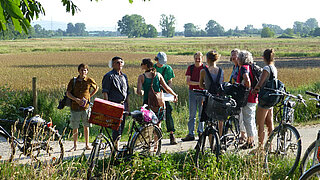 Das Bild zeigt Teilnehmerinnen und Teilnehmer an einer Fahrradtour.
