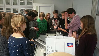 Schülerinnen und Schüler interessieren sich für Solartechnologie ...