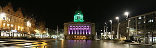 Nottingham bei Nacht mit dem bunt beleuchteten Council House im Hintergrund