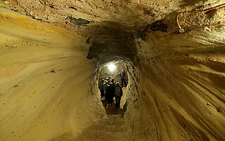 Die berühm­teste Sandstein-Höhle, "Morti­mer's Hole", mit ihrer legen­de­num­rank­ten Vergan­gen­heit, ist unter Nottingham Castle zu finden.