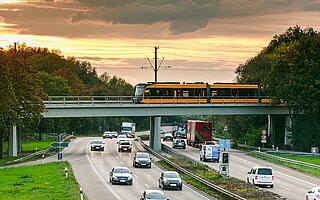 Eine Trambahn fährt über eine Brücke der Südtangente in Karlsruhe