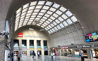 Das Foto zeigt einen Innenbereich des Hauptbahnhofs Karlsruhe
