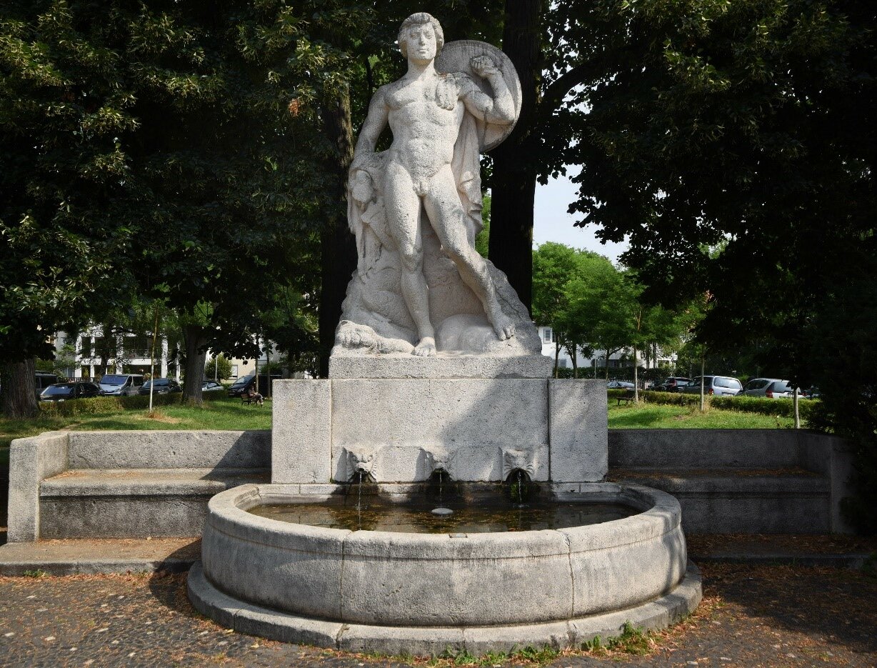 Das Bild zeigt den Siegfriedbrunnen am Richard-Wagner-Platz.