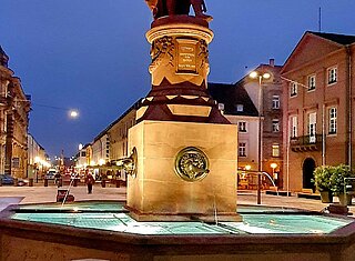 Das Bild zeigt das Großherzog-Ludwig-Denkmal auf dem Marktplatz.
