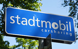 Das Foto zeigt ein Schild für das stadtmobil Car-Sharing
