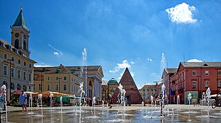 Marktplatz Karlsruhe mit Wasserspielen, Pyramide und Rathaus