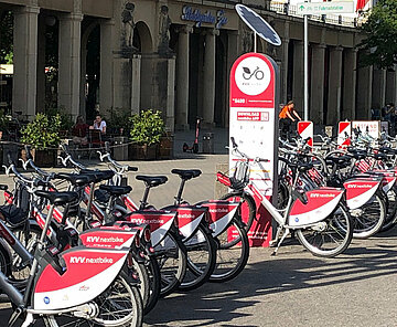 Sharing Angebote - Das Foto zeigt eine Station für KVVnextbike-Leihfahrräder vor dem Hauptbahnhof Karlsruhe.