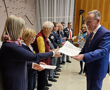 Bürgermeister Dr. Albert Käuflein (r.) überreicht am Ehrungsabend die Urkunden für besonderes Engagement.