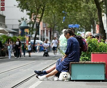 Menschen genießen bei einem Stadtbummel die Fußgängerzone in der Kaiserstraße von Karlsruhe