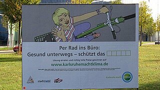 Großplakat zum Kampagnenstart "Karlsruhe macht Klima." - Motiv Radfahrerin