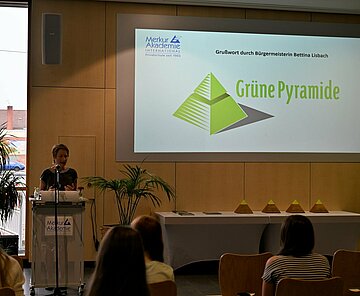 Bürgermeisterin Bettina Lisbach begrüßt die Gewinner der Grünen Pyramide.
