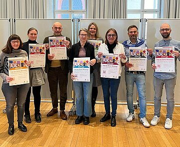 Mitglieder des Durlacher Ortschaftsrats, der Orts- und Stadtverwaltung, des Stadtjugendausschusses sowie des Kinder- und Jugendhauses präsentieren die Plakate für die gemeinsam erarbeitete Umfrage. 