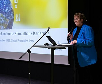 Erste Bürgermeisterin Gabriele Luczak-Schwarz begrüßt die versammelten Mitglieder und Interessierten bei der ersten Jahreskonferenz der Klimaallianz Karlsruhe.