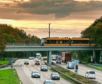 Eine Trambahn fährt über eine Brücke der Südtangente in Karlsruhe