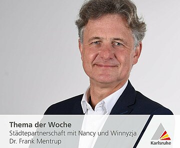 OB Frank Mentrup steht vor einem blauen Hintergrund und spricht zum Thema der Woche: Städtepartnerschaft zwischen Nancy und Winnyzja