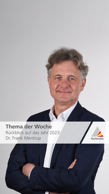 OB Frank Mentrup steht vor einem blauen Hintergrund und spricht zum Thema der Woche: Jahresrückblick 2023