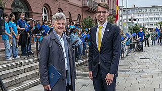 OB Dr. Mentrup und Herr Deckarm vor dem Rathaus