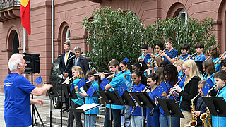 Musikgruppe vor dem Rathaus