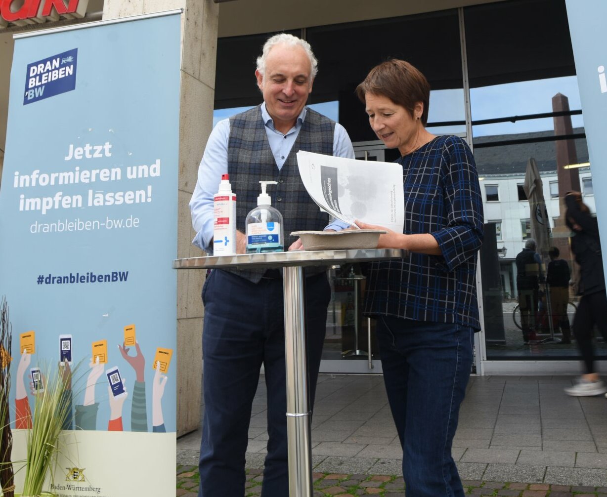 Bilanz gezogen: Dr. Andreas Ruf, Leiter des Impfstützpunkts am Ettlinger Tor, it Bürgermeisterin Bettina Lisbach.