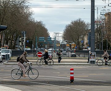 Zwischen Karlstor und Leopoldstraße kommen verschiedene Verkehrsformen zusammen. Um die Wegführung zu verbessern, wird der Knotenpunkt auf der Kriegsstraße erneuert.