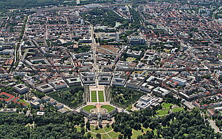Das Luftbild zeigt die Karlsruher Innenstadt mit Schloss im Vordergrund. 