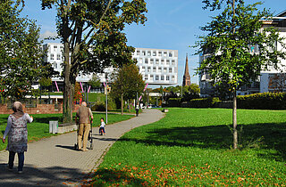 Das Bild zeigt Spaziergänger in der Parkanlagen Südost.