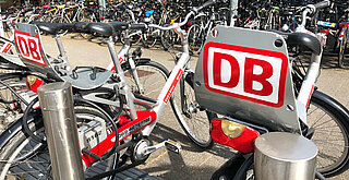 Das Foto zeigt Leih-Fahrrader der Deutschen Bahn - Call a bike.