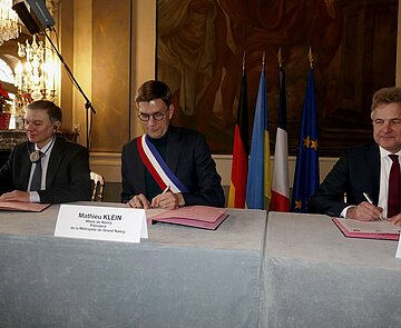 Die Oberbürgermeister von Winnyzja, Nancy und Karlsruhe bei der Unterzeichnung der trinationalen Kooperationsvereinbarung