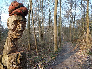 Das Bild zeigt ein Kunstwerk des Waldpfades WAldZeit.