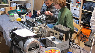 Das Bild zeigt die Reparatur eines Computers.