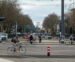 Zwischen Karlstor und Leopoldstraße kommen verschiedene Verkehrsformen zusammen. Um die Wegführung zu verbessern, wird der Knotenpunkt auf der Kriegsstraße erneuert.