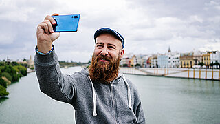 Ein Mann mit Bart macht ein Selfie