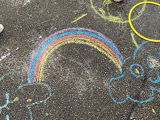 Regenbogen, mit bunter Kreide auf eine Straße gemalt