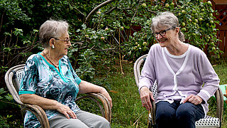 Das Bild zeigt Ehrenamtliche, die Seniorinnen und Senioren in ihrer häuslichen Umgebung unterstützen.