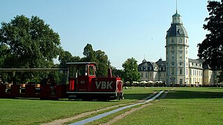 Die Schlossgartenbahn fährt durch den Schlossgarten.
