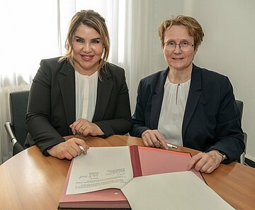 Iman El Sonbaty unterzeichnet am 20. März im Rathaus ihren Vertrag als Geschäftsführerin der Stadtwerke Karlsruhe