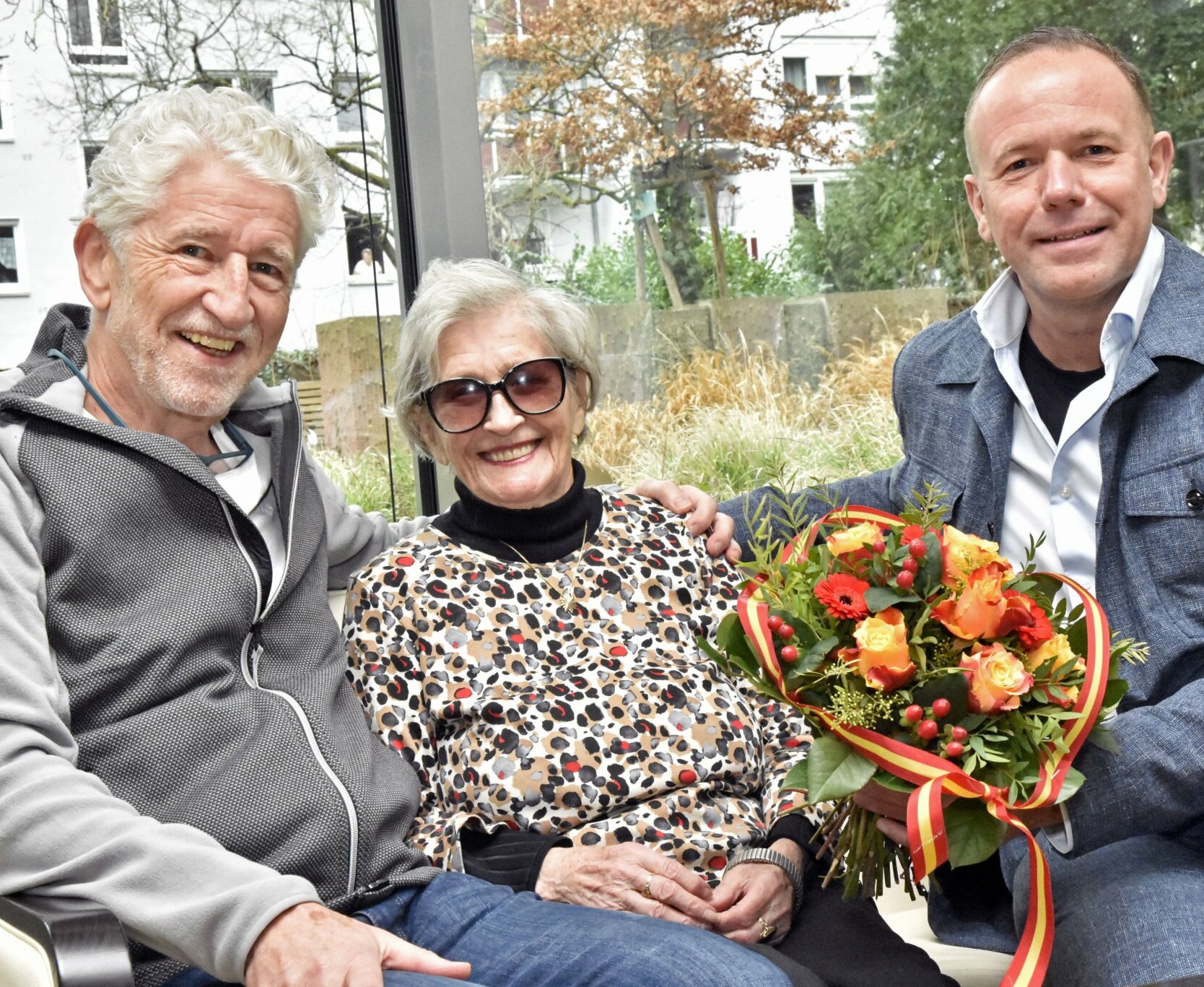 Zum 100. Geburtstag von Hedwig Laszig gratulierten Neffe Dr. Knut Hansen und Bürgermeister Daniel Fluhrer. (v.l.)