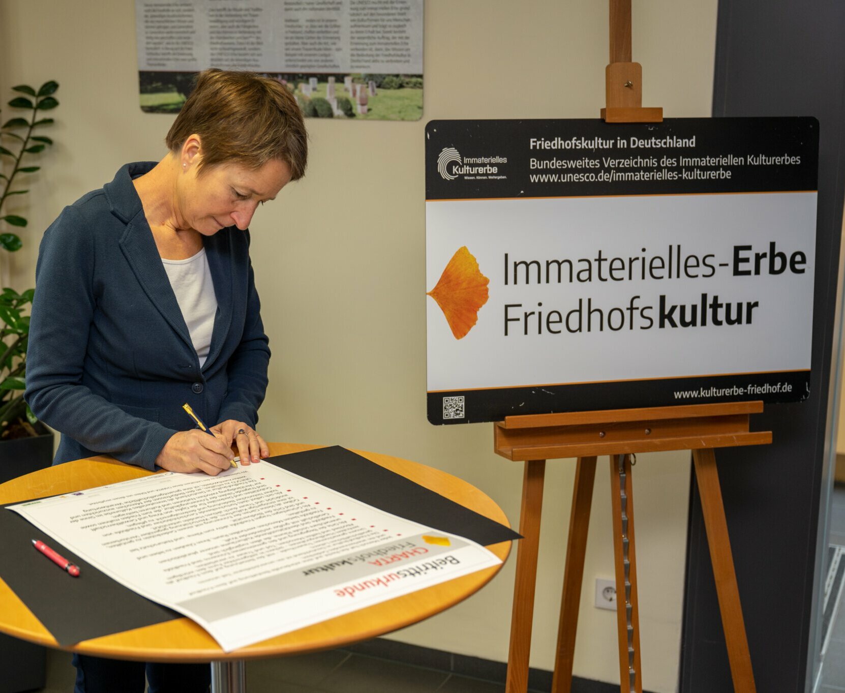 Erbe pflegen: Mit der Unterzeichnung durch BM Lisbach verpflichtet sich Karlsruhe, den Charta-Leitsätzen zu folgen.