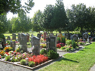 Das Bild zeigt Gräber auf dem Friedhof Oberreut. 