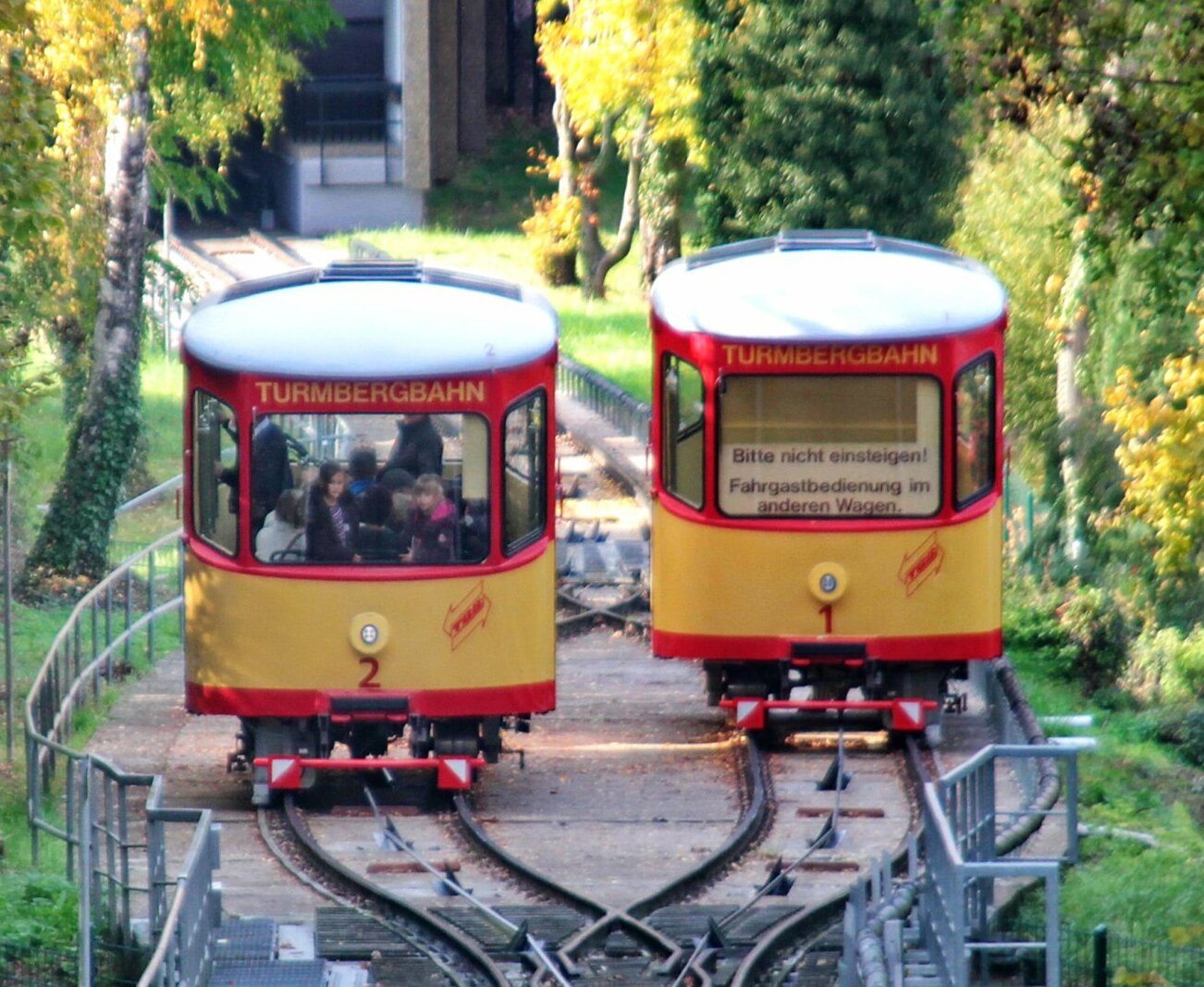Mit der Turmbergbahn Durlach den Turmberg erobern. 