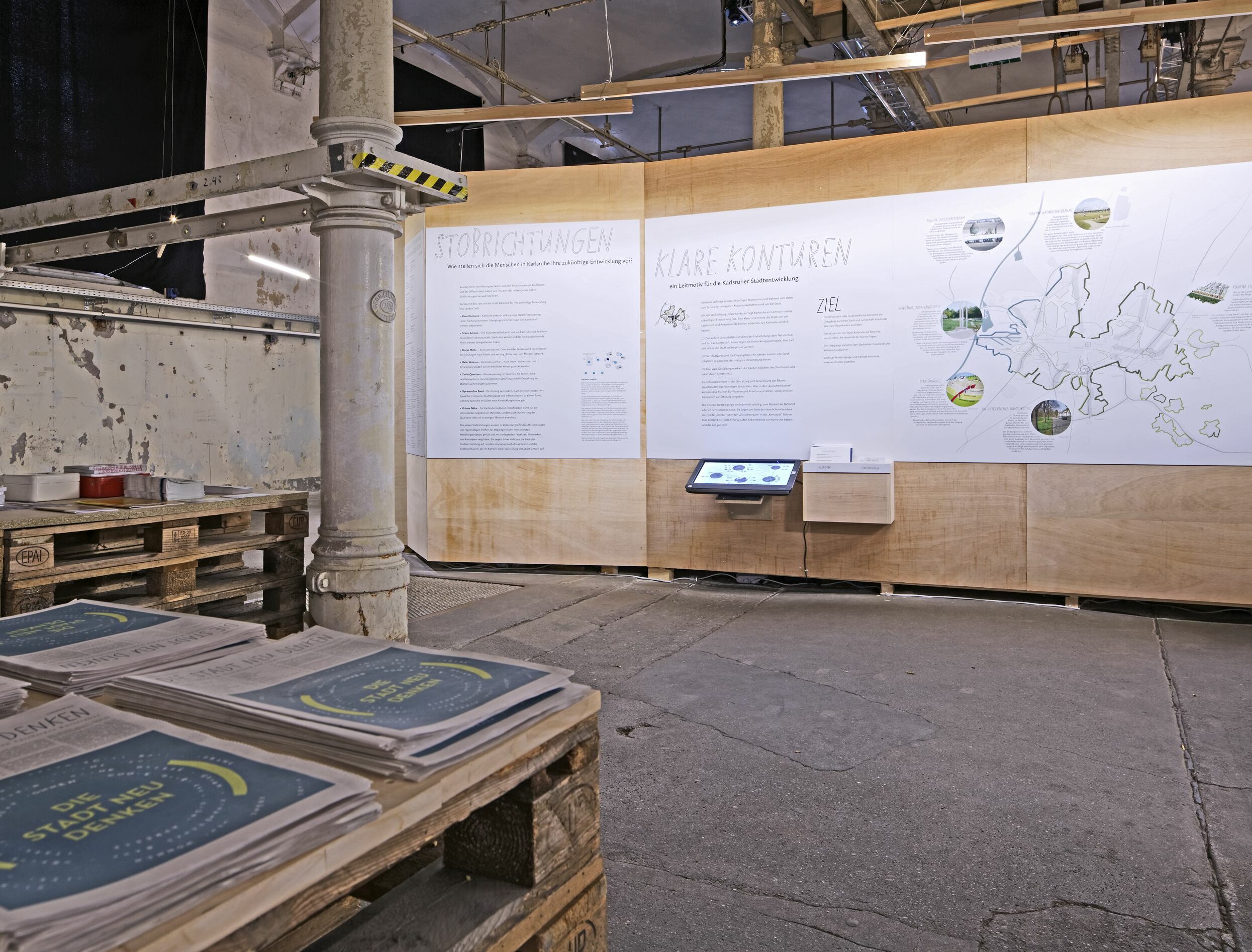 Ausstellungsbild mit Planwänden und Tischen