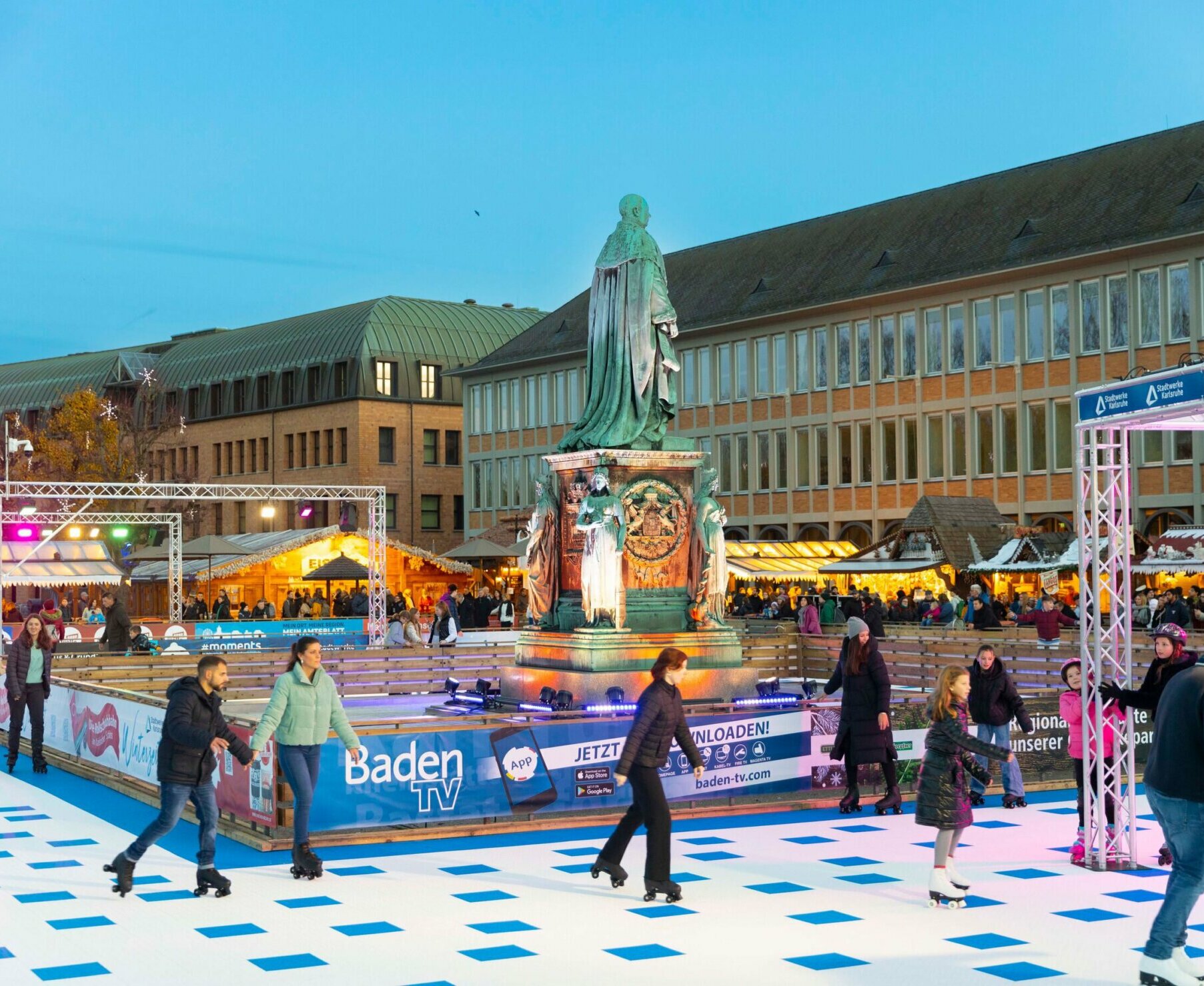 Vom 24. November 2022 bis 8. Januar 2023 können die Karlsruherinnen
und Karlsruher auf dem Schlossplatz ins Rollen kommen.