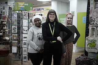 Ehrenamtliche im Oxfam-Shop 